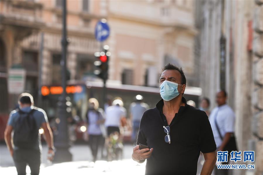 8月4日，一名男子戴着口罩走在意大利首都罗马街头。 受新冠疫情影响，今年夏天罗马的历史中心区游客比往年明显减少。 新华社记者 程婷婷 摄