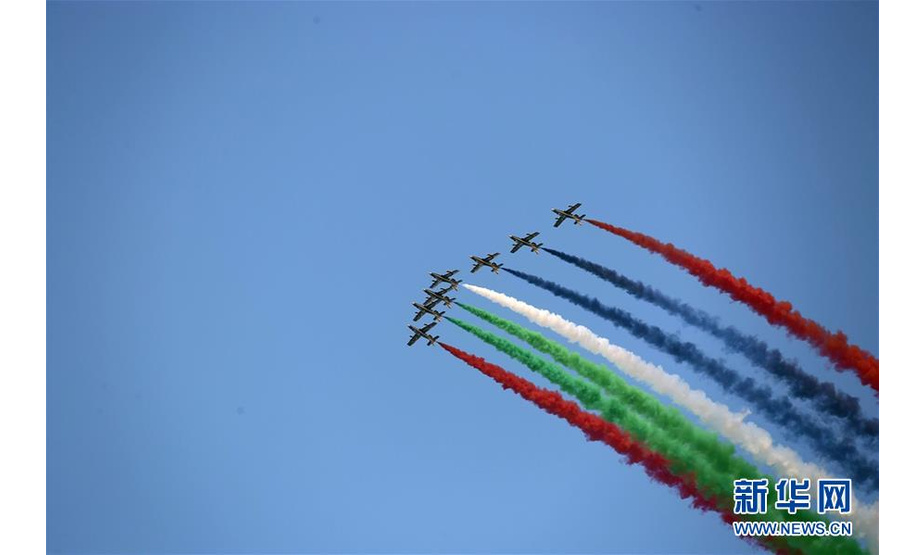 11月19日，在阿联酋迪拜，阿联酋“骑士”飞行表演队进行特技飞行表演。新华社记者苏小坡摄