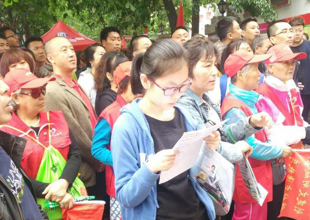 考生进场前抓紧时间复习考试材料