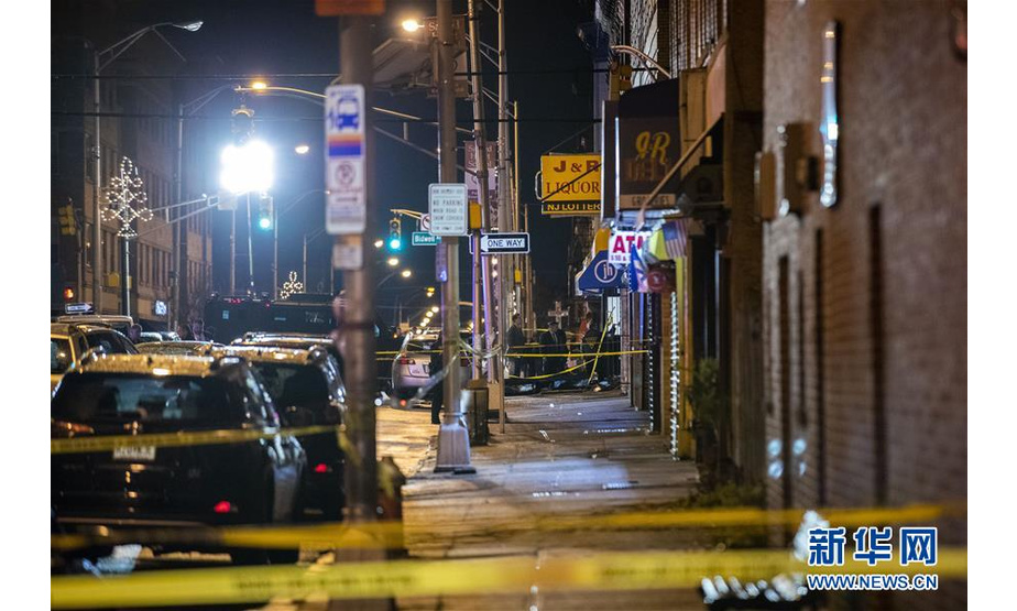 12月10日，调查人员在美国新泽西州泽西市的枪击交火现场附近调查。 美国东北部新泽西州泽西市当地时间10日下午发生枪击事件，造成包括两名枪手在内的至少6人死亡。 新华社记者 王迎 摄