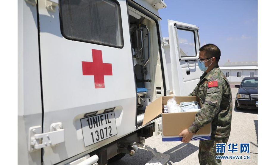 8月5日，在位于黎巴嫩南部的中国赴黎维和医疗分队所在营地，医护人员搬运防护物资，为向贝鲁特提供医疗救助做准备。 黎巴嫩首都贝鲁特港口区4日傍晚发生爆炸不久后，中国第18批赴黎巴嫩维和医疗分队接到联合国驻黎巴嫩临时部队（联黎部队）司令部通知，将抽调其医疗力量为贝鲁特提供医疗救助。 新华社发（黄世峰摄）