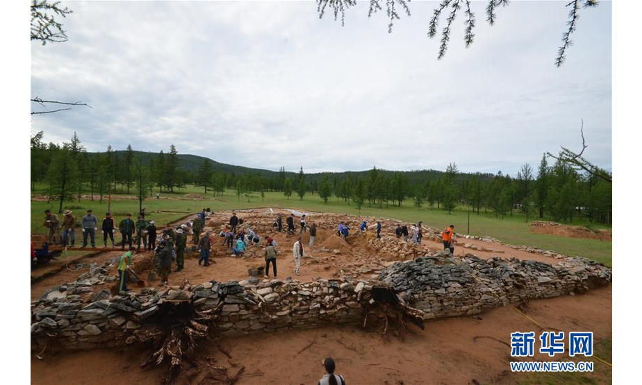 这张拍摄于2018年7月5日的资料照片显示，中蒙联合考古队队员在位于蒙古国后杭爱省的发掘现场工作。新华社发（河南省文物考古研究院供图）
