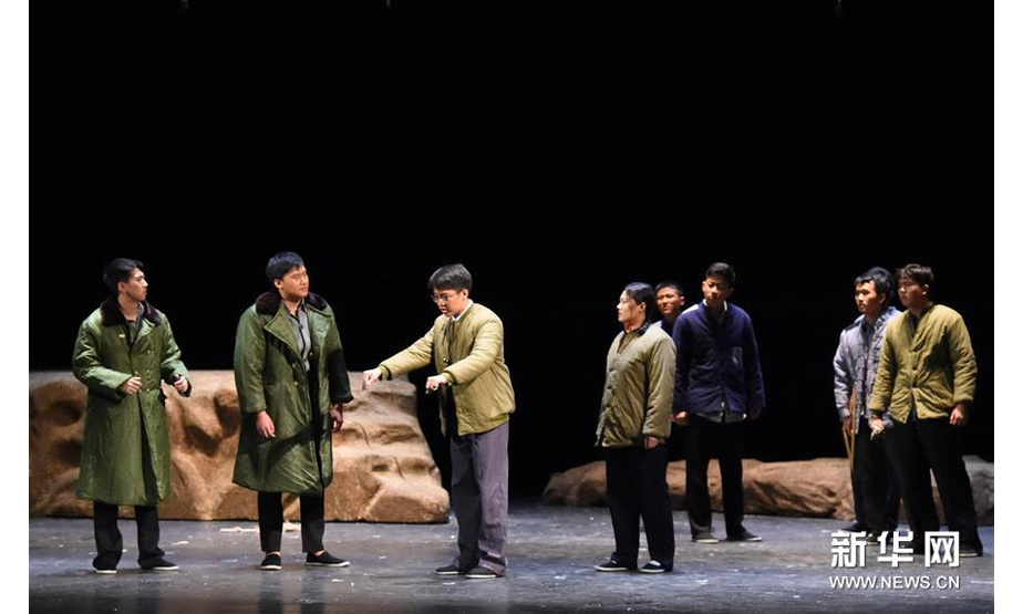 中国农业大学行知剧社演员在朝阳区文化馆表演话剧《稼穑之歌》（8月2日摄）。 新华社发（任超 摄）