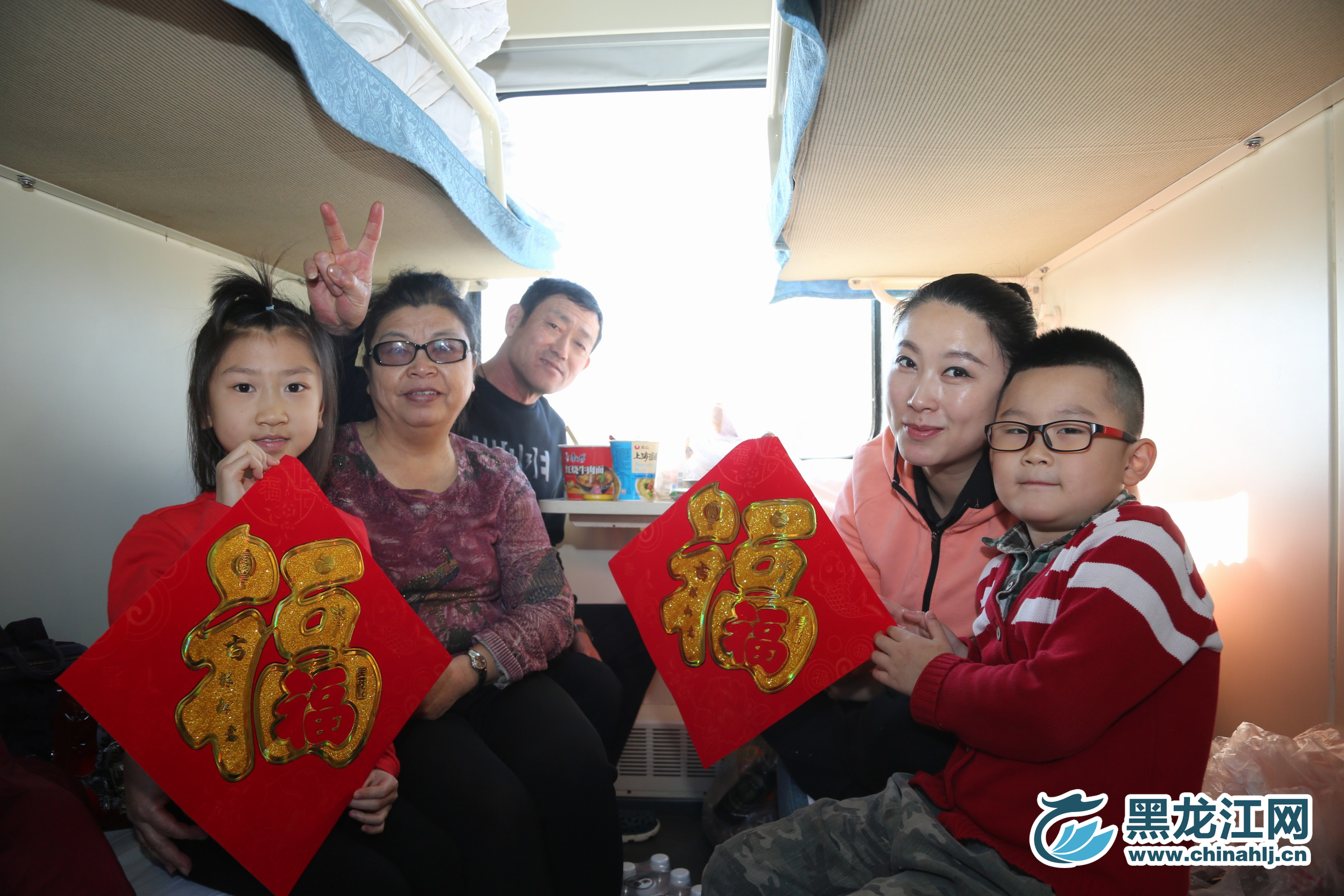 黑龙江网讯（记者 宋菲 石启立 ）临近春节，黑龙江网派出记者团在哈尔滨开放海口Z114次列车上进行直播报道，用镜头、文字将春运故事完美呈现。这是一组笑容的图片集，嘴角上扬的背后，是对团圆的渴望。 石启立 摄