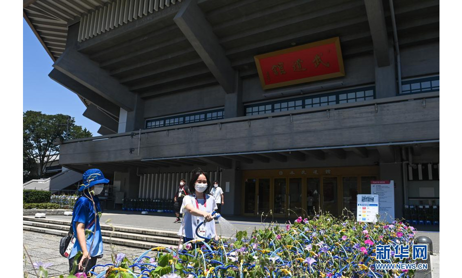 7月21日，奥运会工作人员在日本武道馆前浇花。

　　东京奥运会开赛在即，各项目比赛场馆准备工作有序进行。

　　新华社记者 杜宇 摄
