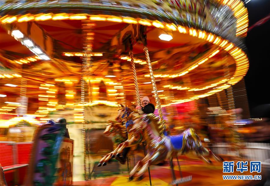 12月1日，在英国伦敦，一名儿童在“冬日仙境”圣诞市场乘坐旋转木马。 位于英国伦敦海德公园的2019“冬日仙境”圣诞市场近日开幕，各种小吃、工艺品、游乐设施吸引了众多游客。圣诞市场将持续至2020年1月5日。 新华社记者 韩岩 摄