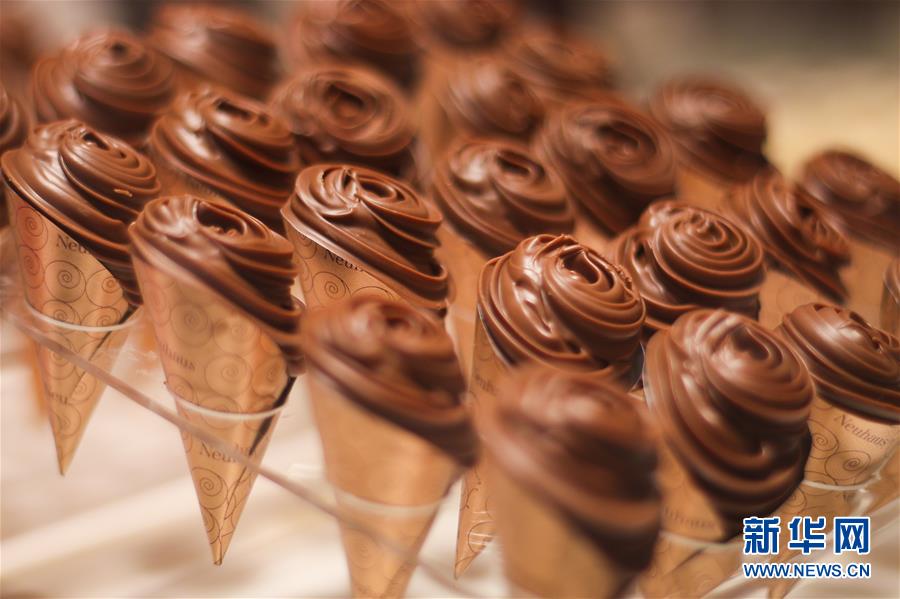 这是9月6日在比利时布鲁塞尔一家巧克力店拍摄的巧克力甜品。 巧克力是比利时最具代表性的甜品，与钻石和啤酒并称比利时三大“国宝”。比利时巧克力拥有细腻的结构、高可可含量、美妙的口感和极富创意的造型，这份浓情蜜意从比利时出口至世界各地，受到全世界消费者的喜爱。 新华社记者 郑焕松 摄