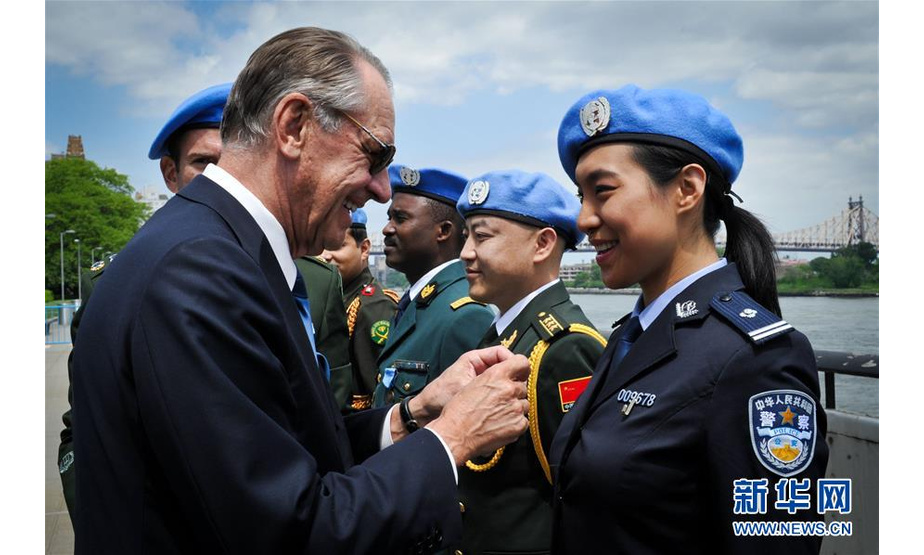 中国维和部队被誉为是联合国维和行动的关键力量。 自1990年首次派出5名军事观察员以来，中国已累计派出维和军事人员4万余人次，参加了联合国24项维和行动。在中华人民共和国70华诞之际，仍有2500余名中国军人正在联合国7个任务区和联合国总部执行维和任务。 中国不仅是联合国安理会常任理事国中第一大维和出兵国，也是联合国维和行动的主要出资国。从派出军事观察员到派出成建制维和部队，从工兵、医疗等支援保障分队到警卫、步兵等作战分队，从地面分队到直升机分队，中国积极履行大国责任义务，扎实推进维和能力建设，用实际行动兑现维护世界和平的郑重承诺。 这是2014年5月29日，在纽约联合国总部举行的国际维和人员日纪念活动上，时任联合国常务副秘书长埃利亚松（左）为一名中国维和警察佩戴奖章。 新华社记者牛晓雷摄