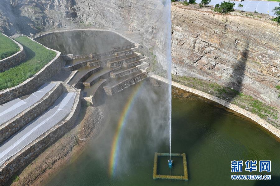 这是乌兰浩特市天骏山的人工湖喷泉（6月30日摄）。 天骏山位于内蒙古自治区兴安盟乌兰浩特市郊区，曾因采挖石料而造成山体裸露，植被匮乏，山体上留下了多处深坑。近年来，当地政府加大生态修复力度，为天骏山增添绿色，将荒山改造成旅游景区，吸引游客前往游玩。 新华社发（贝赫 摄）