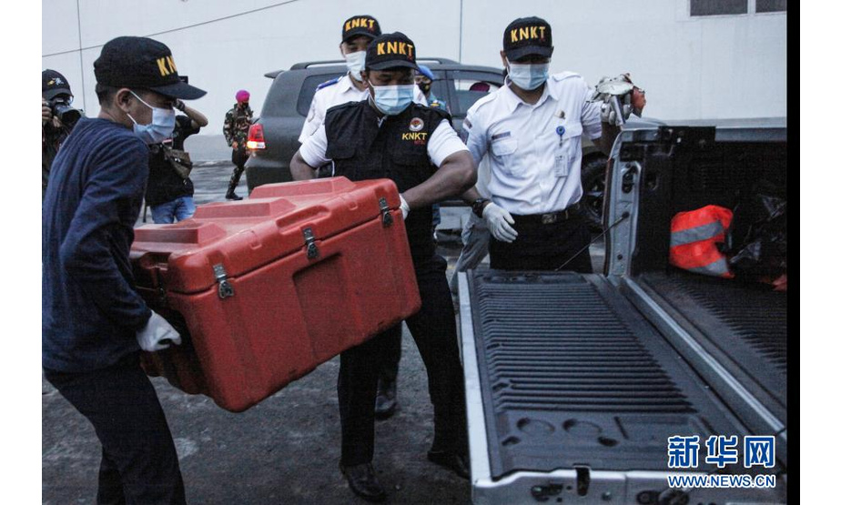 1月12日，在印度尼西亚首都雅加达，工作人员将装有“飞行数据记录仪”的箱子搬上卡车。

　　印度尼西亚军方12日确认，印尼搜救人员当天下午打捞起日前失事的印尼三佛齐航空公司客机一个黑匣子“飞行数据记录仪”，另一个黑匣子“驾驶舱话音记录仪”的位置也已锁定。

　　新华社发（阿迪蒂亚·伊拉万摄）