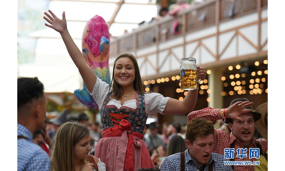 9月21日，一名女士在德国慕尼黑啤酒节上享用啤酒。 当日，第186届慕尼黑啤酒节在德国南部城市慕尼黑开幕。作为德国最大的民间盛事，本届啤酒节将持续至10月6日。 新华社记者 逯阳 摄
