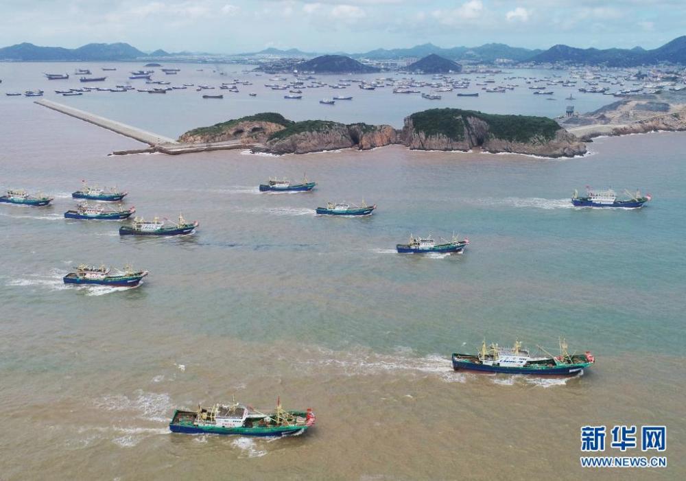 8月1日，浙江台州的渔船出海进行捕捞作业（无人机照片）。 当日中午12时，浙江沿海地区的部分渔船结束伏季休渔，驶出渔港，奔赴渔场。 新华社发（孙金标 摄）