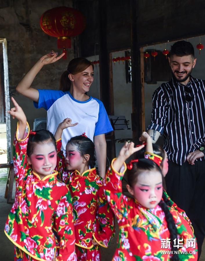 9月11日，外国友人跟着小浦镇当地幼儿园“小京迷”表演队的孩子们学演京剧。 新华社记者 徐昱 摄