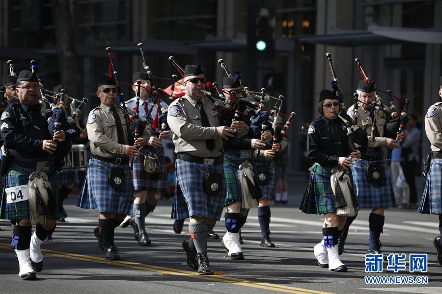 11月11日，在美国加利福尼亚州圣何塞，一支乐队参加退伍军人纪念日游行。 当日，美国加利福尼亚州旧金山湾区城市圣何塞举行退伍军人纪念日游行。 新华社发（李建国摄）
