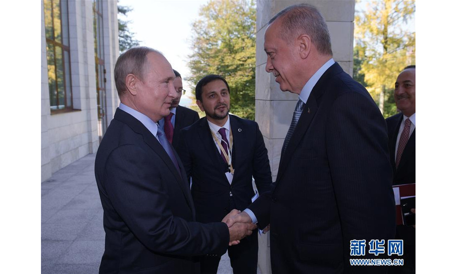 10月22日，在俄罗斯索契，俄罗斯总统普京（左）与到访的土耳其总统埃尔多安握手。 俄罗斯总统普京22日与到访的土耳其总统埃尔多安在索契举行长达6个多小时的会谈，并就叙利亚北部局势签署了谅解备忘录。 新华社/卫星社