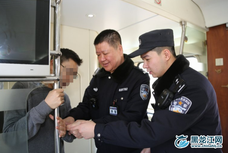 图为哈铁公安处哈尔滨乘警支队乘警在哈尔滨开往海口的列车上开展处置霸座警情实现演习。 石启立 摄