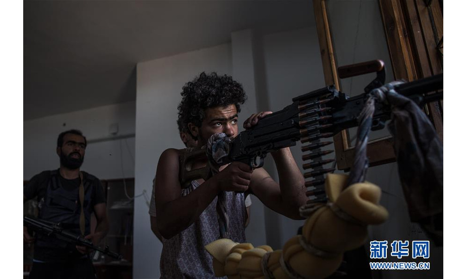 5月15日，在利比亚首都的黎波里，一名支持利比亚民族团结政府的武装人员在警戒。  新华社发（阿姆鲁摄）