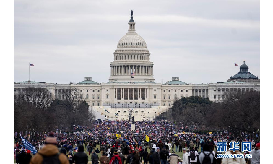 这是1月6日在美国华盛顿拍摄的特朗普的支持者在国会前参加示威游行的资料照片。新华社记者 刘杰 摄
