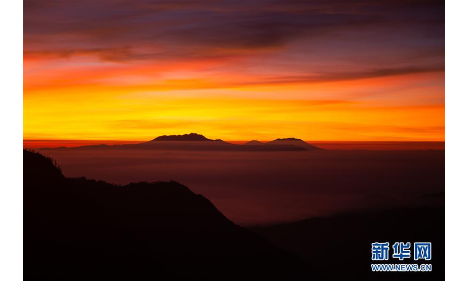 这是5月16日清晨在印度尼西亚东爪哇省布罗莫火山群附近拍摄的朝霞。

　　布罗莫火山群位于印度尼西亚东爪哇省境内，由三座火山组成，具有独特的地貌特征，是印尼最具代表性的景观之一。

　　新华社记者 杜宇 摄