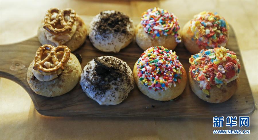 这是8月29日在美国洛杉矶一家派店内拍摄的派。美国派是一种烘培食品，由饼皮包着馅料，馅料可以是各类型的食品，例如肉类、蔬菜、水果及蛋酱等。派是美式食品的典型代表，有句话叫做“As American as apple pie”。每逢聚会，美国人的餐桌上往往少不了“派”这种食品。新华社记者李颖摄