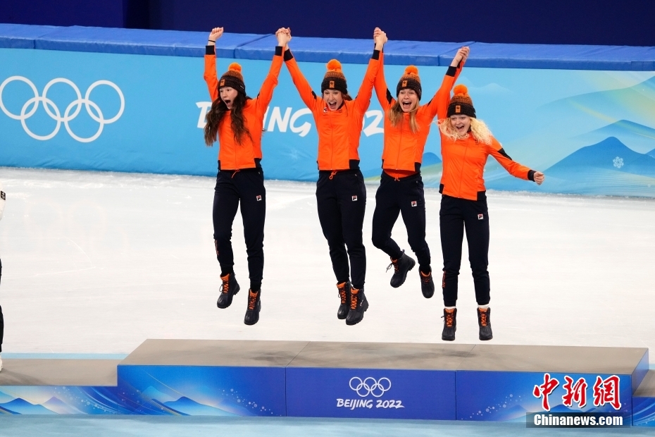 2月13日，荷兰队选手在颁发纪念品仪式上庆祝夺冠。当日，北京2022年冬奥会短道速滑项目女子3000米接力决赛在首都体育馆举行，荷兰队获得冠军。 中新社记者 毛建军 摄