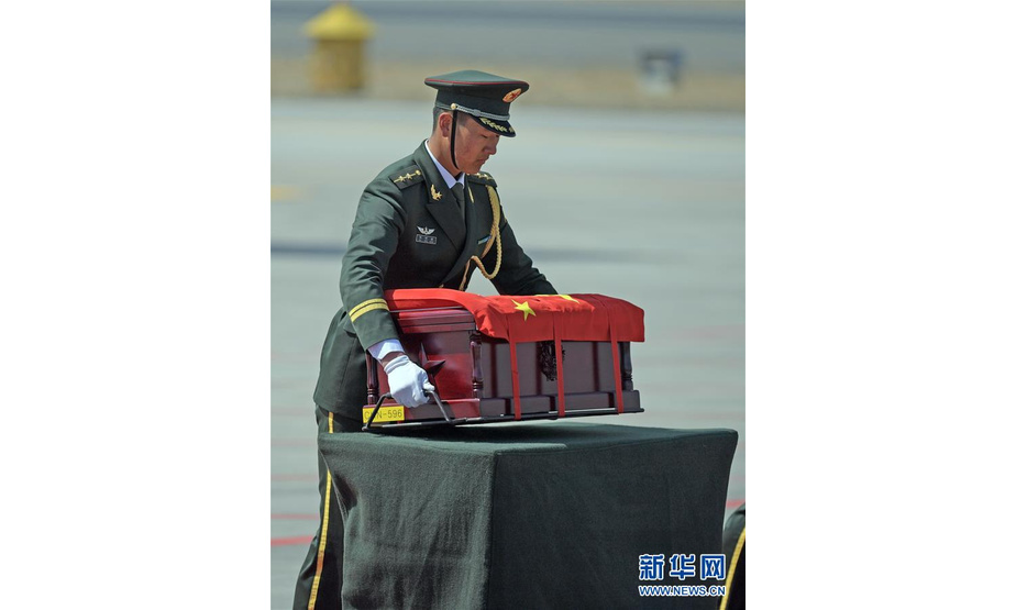 4月3日，在沈阳桃仙国际机场，礼兵将殓放志愿军烈士遗骸的棺椁从专机上护送至棺椁摆放区。新华社记者 杨青 摄