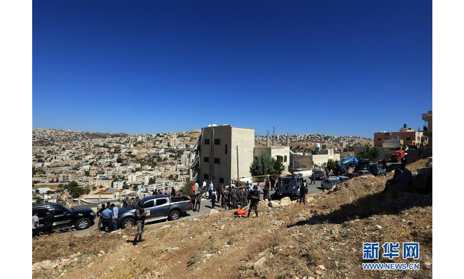 这是8月12日在约旦萨勒特市拍摄的一栋在交火中被损毁的建筑。约旦安全部队11日在首都安曼附近的萨勒特市和小股恐怖分子发生激烈交火，交火已造成3人死亡。 新华社发（穆罕默德·阿布·古什摄）