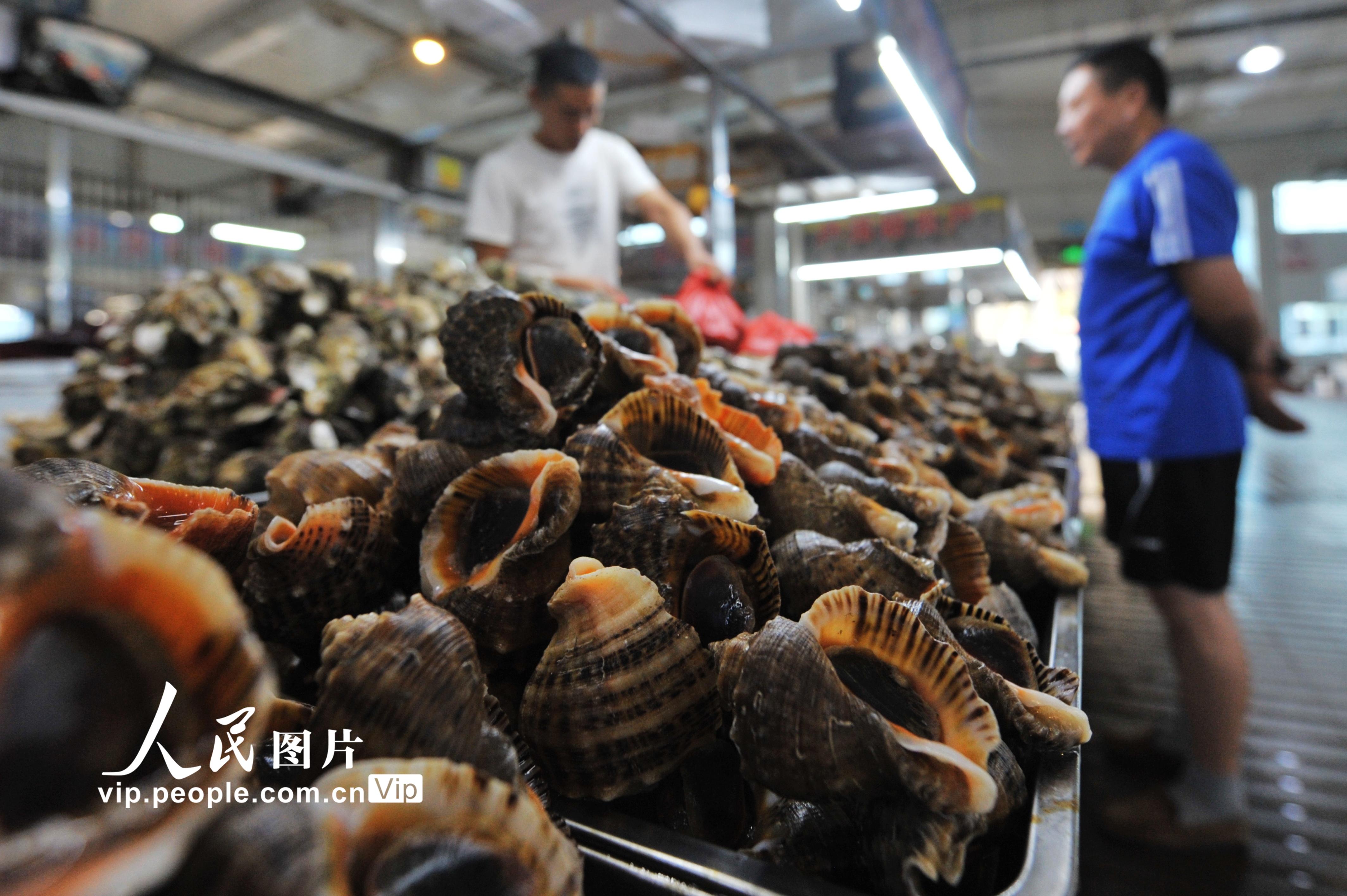 2020年9月14日，黄渤海伏季休渔结束两周，山东省青岛市城阳区海鲜市场摆满各种新鲜海鱼、螃蟹、贝类等海产。随着秋捕产量提高，各类海鲜价格逐渐回落，吸引不少消费者前来购买尝鲜。王海滨/摄