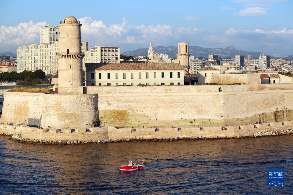 9月5日，一艘小船驶出法国马赛老港。新华社记者 高静 摄