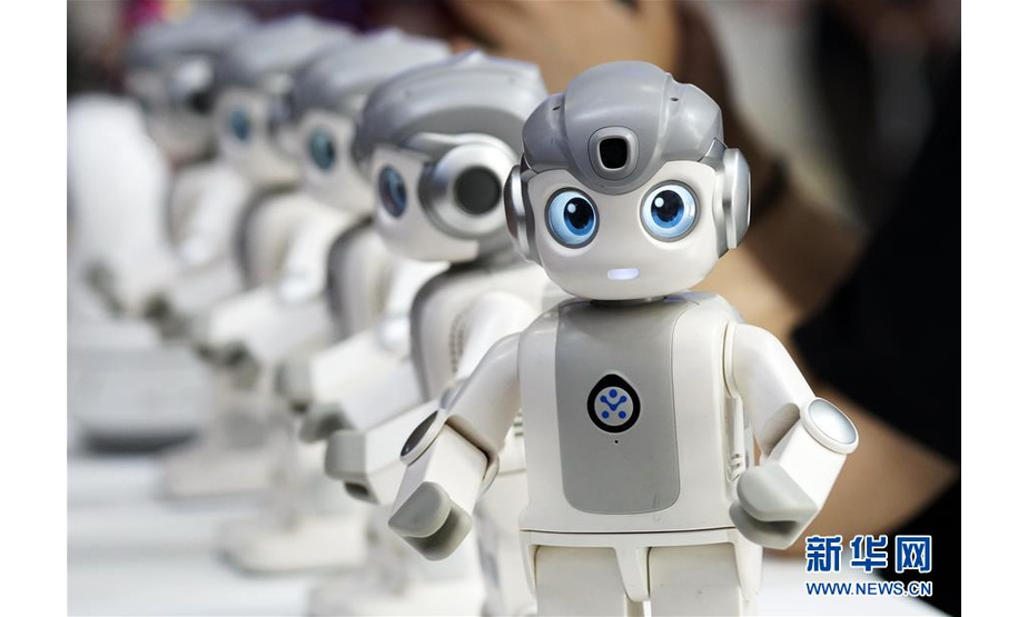 “我个小，但我很精神”——世界机器人博览会上展出的一款家庭用小型机器人（8月21日摄）。 在北京举行的世界机器人博览会上，众多机器人集中登场，上演了一场机器人“群英会”。此次世界机器人博览会是2019世界机器人大会的重要组成部分，由工业机器人、服务机器人、特种机器人、物流机器人等展区组成，180多家机器人行业的国内外知名企业及科研机构的技术成果、应用产品等与公众见面。 新华社记者李欣摄