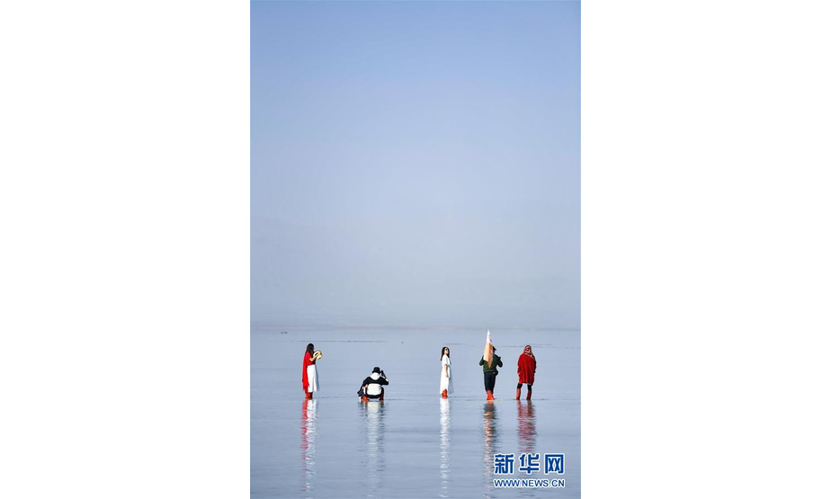 9月23日，游客在茶卡盐湖“天空之镜”景区游玩。新华社记者 张龙 摄