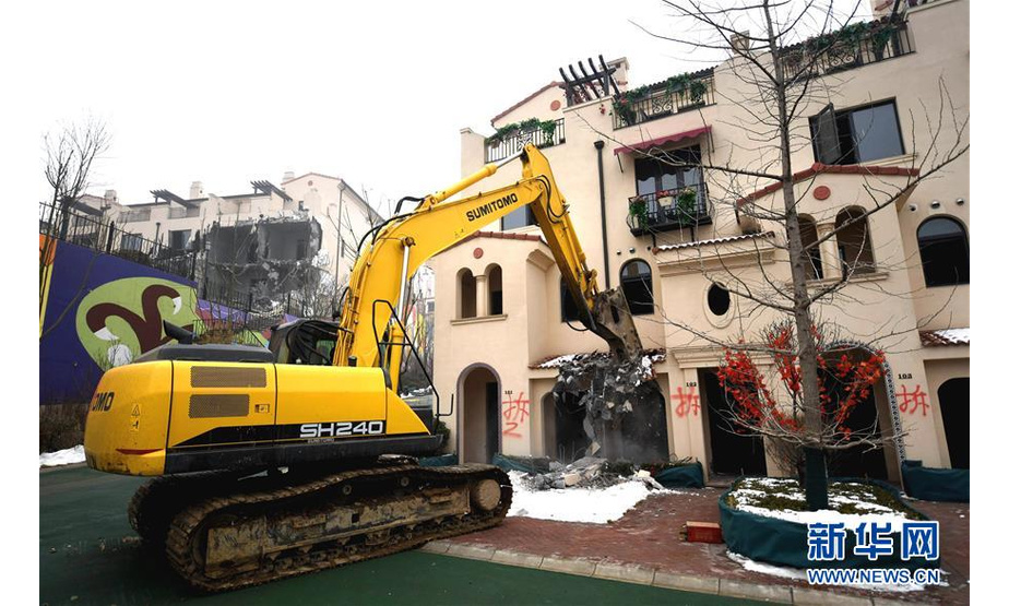 2月19日，大型机械在拆除石家庄市鹿泉区“西美金山湖”项目。  新华社记者 王晓 摄