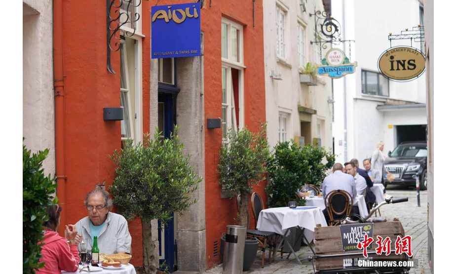 人们在不来梅古老的施诺尔街区内用餐。 中新社记者 彭大伟 摄