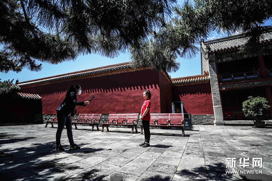 6月1日，小志愿者于冰清在沈阳故宫博物馆进行直播。新华社记者 潘昱龙 摄