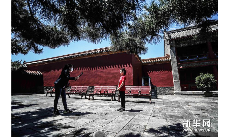 6月1日，小志愿者于冰清在沈阳故宫博物馆进行直播。新华社记者 潘昱龙 摄
