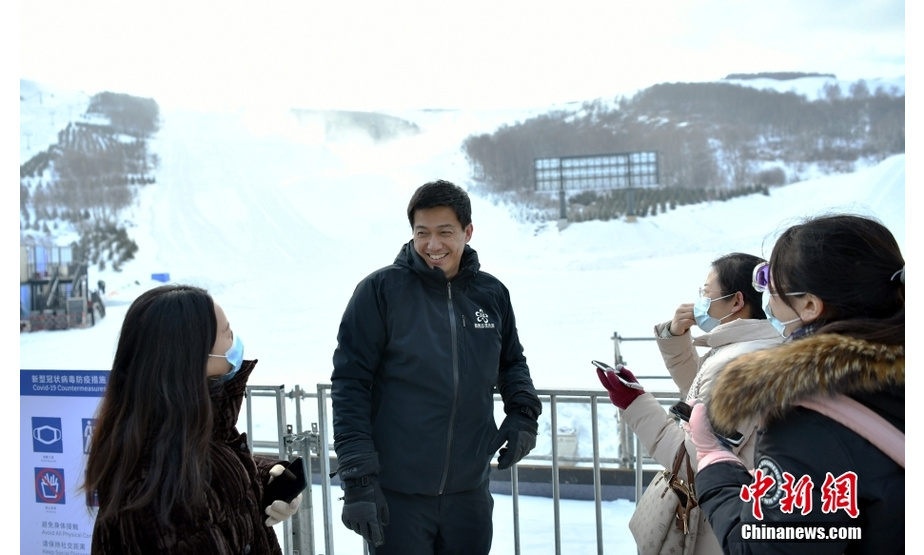 作为北京2022年冬奥会唯一依托现有滑雪场改建的雪上竞赛场馆，位于张家口市崇礼区的云顶滑雪公园在赛后将打造以冰雪运动和山地度假为一体的山地旅游度假区。来自新加坡的郭宗华是密苑云顶乐园开发中心副总经理兼工程总监，据他介绍，赛后，云顶滑雪公园的奥运赛道可做调整，包括通过造雪塑形的方式，把难度降低到大多数游客可滑的程度。图为2021年12月9日，郭宗华（左二）在云顶滑雪公园接受中新社记者采访。 中新社记者 翟羽佳 摄