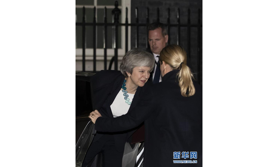 12月10日，在英国伦敦，英国首相特雷莎·梅（左）从议会返回首相府。英国首相特雷莎·梅10日说，她将推迟在议会下院就“脱欧”协议进行表决，并将在未来几日继续与欧盟方面就协议内容进行谈判。英国舆论认为，这将为英国“脱欧”带来更大的不确定性。新华社记者韩岩摄
