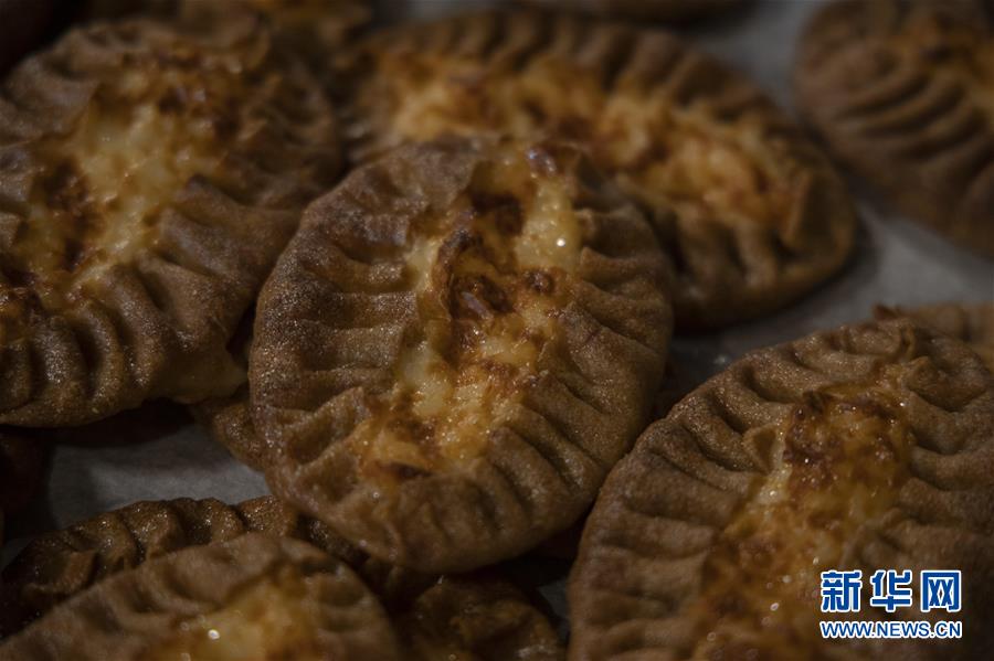 这是9月2日在芬兰东部南卡累利阿地区的莱米市拍摄的烤好的卡累利阿派。卡累利阿派是典型的芬兰传统食物，大到高档商场、饭店，小到路边咖啡店和食品摊都有售卖。卡累利阿派的传统制作方法是用黑麦和小麦面粉混合做成面饼，涂上米粥放入烤炉烘烤，最后淋上黄油水或牛奶水晾干。随着社会发展，卡累利阿派衍生出很多新样式，但传统制作方法得到了保护和传承。新华社发（马蒂·马蒂凯宁摄）