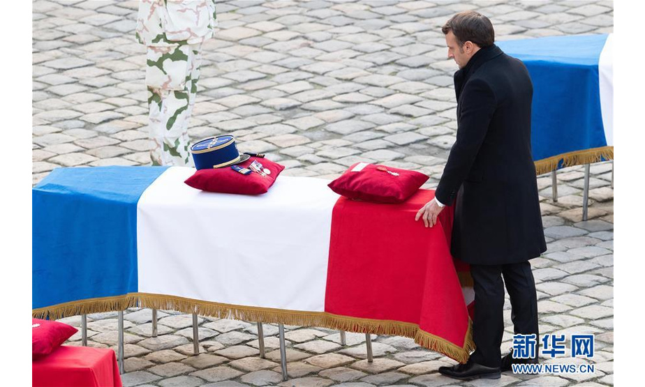 12月2日，法国总统马克龙在巴黎荣军院参加为马里军事行动身亡军人举行的悼念仪式。 当日，法国政府在巴黎荣军院为马里军事行动中身亡的13名军人举行悼念仪式。两架直升机11月25日在马里的一次行动中相撞，导致13名法国军人身亡。 新华社发（杰克·陈摄）
