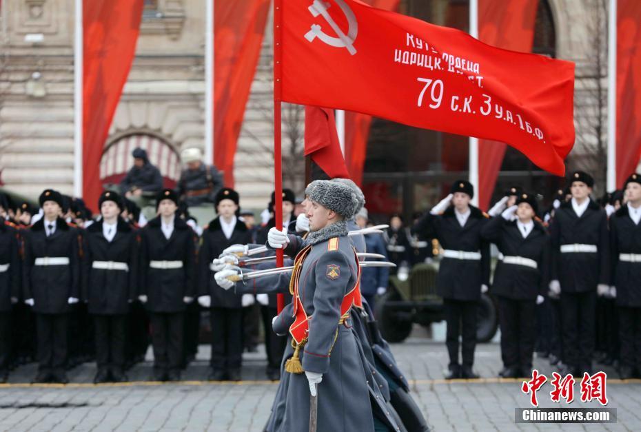 当地时间11月7日，莫斯科红场举行阅兵式，纪念1941年红场阅兵式。1941年，德军兵临莫斯科城下。为了鼓舞苏联官兵士气，苏联高层决定于当年11月7日在红场举行阅兵式。部队接受检阅完后直接开赴战场。1941年阅兵式被称为战争史上的奇迹，极大鼓舞了苏联军民抗击法西斯的士气。中新社记者 王修君 摄