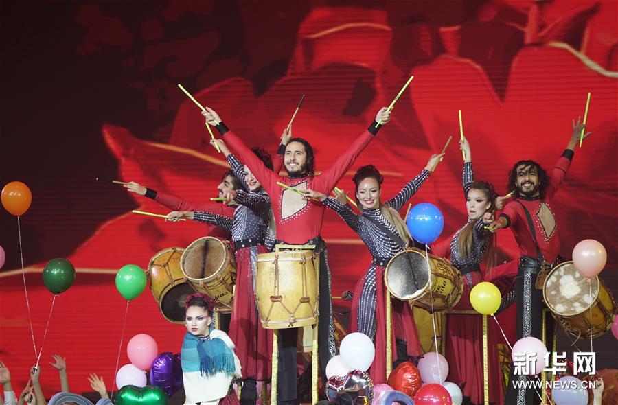 11月7日，演员们在第17届中国吴桥国际杂技艺术节闭幕演出上表演。新华社记者 牟宇 摄