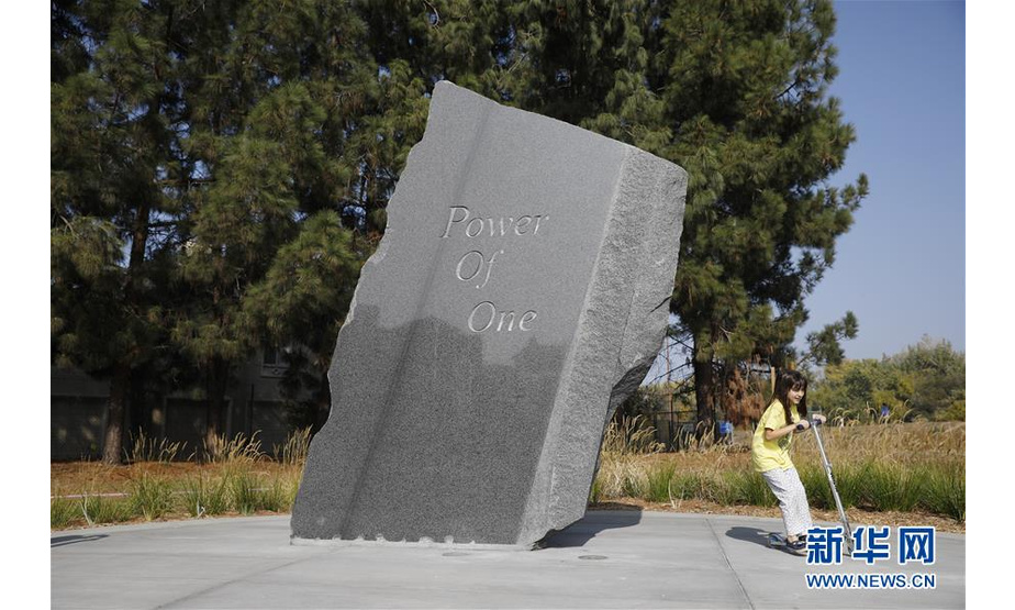 11月9日，在美国加利福尼亚州圣何塞，一名女孩从“张纯如公园”经过。 当日，以美籍华裔作家张纯如名字命名的“张纯如公园”在美国加利福尼亚州圣何塞揭幕，300余人出席了揭幕仪式。张纯如是让西方世界了解南京大屠杀真相的著名作家，1997年12月其写作出版的《南京大屠杀：被遗忘的二战浩劫》一书，曾震惊西方世界，在随后数年内再版十余次，迄今印数已近百万册，在国际社会产生巨大影响。她还是《拉贝日记》《魏特琳日记》的重要发现人之一。这两本日记与她所撰写的书籍一起，成为揭露侵华日军在南京实施暴行的铁证。 新华社发（李建国摄）