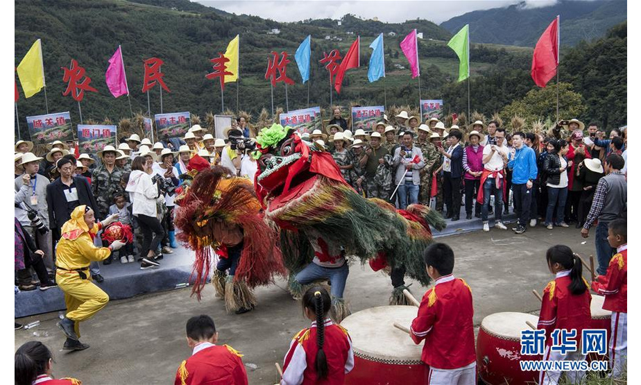 9月17日，人们在打谷节活动上表演舞狮庆祝丰收。  新华社记者陶明摄