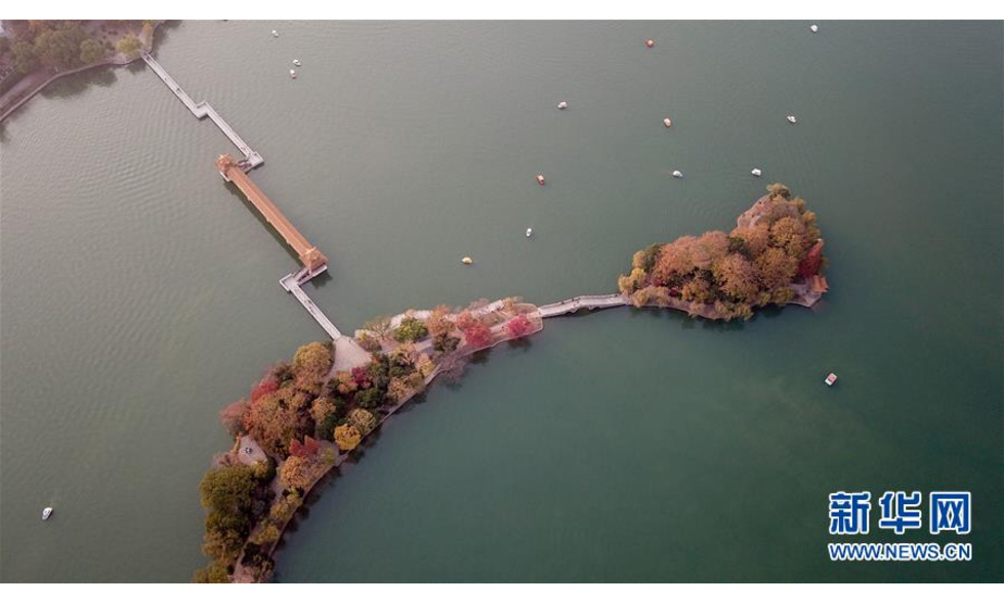 12月10日无人机拍摄的湖南烈士公园年嘉湖。新华社记者 陈泽国 摄