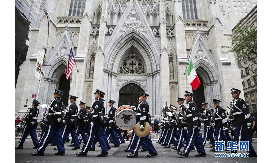10月8日，在美国纽约曼哈顿第五大道，美国西点军校乐队参加哥伦布日游行。 新华社记者王迎摄