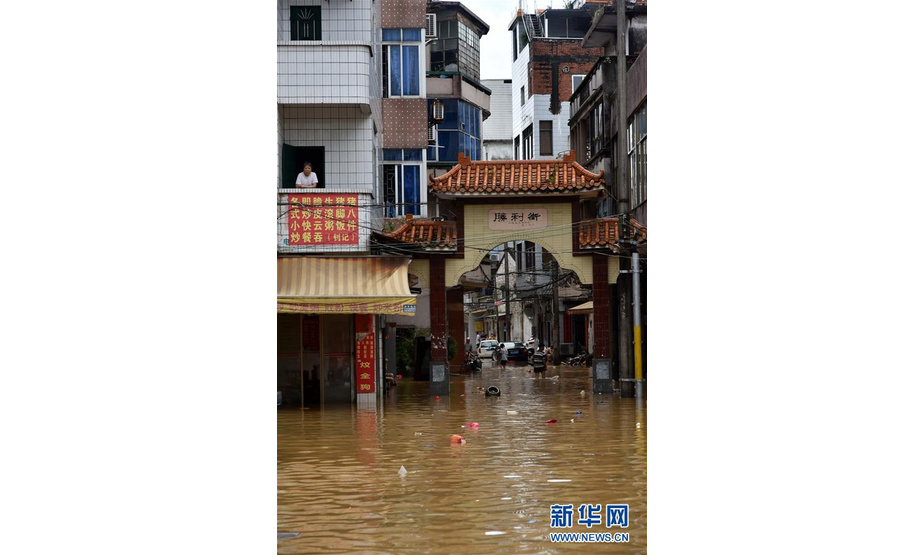 9月18日，阳春市胜利街积水严重。 新华社记者 周科 摄