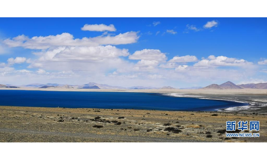 这是5月14日拍摄的佩枯错（手机照片）。

　　佩枯错位于西藏日喀则市吉隆县与聂拉木县交界处，面积约300平方公里，湖面海拔4590米，是珠峰保护区内最大的内陆湖泊。

　　新华社记者 沈虹冰 摄