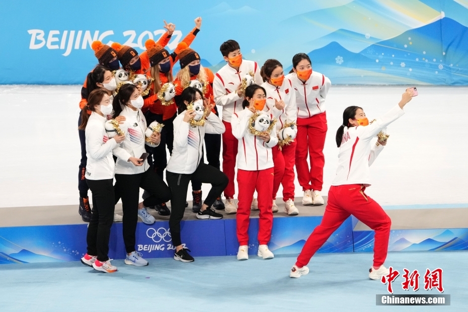 2月13日，分获冠军、亚军、季军的荷兰队选手、韩国队选手、中国队选手在颁发纪念品仪式上自拍合影。当日，北京2022年冬奥会短道速滑项目女子3000米接力决赛在首都体育馆举行。 中新社记者 毛建军 摄