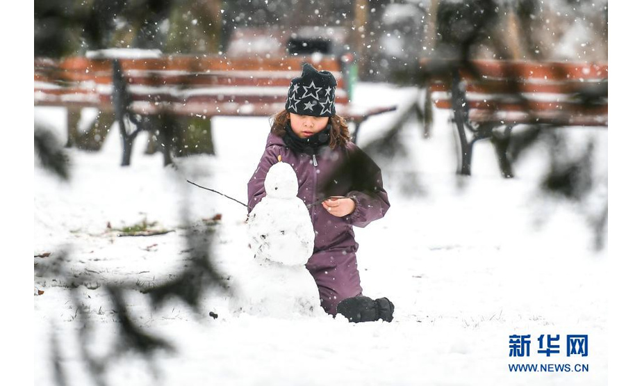 1月17日，在德国法兰克福，一名孩子在一处公园的雪地上堆雪人。

　　当日，德国法兰克福市降雪。不少家长带着孩子来到户外，尽享雪趣。

　　新华社记者逯阳摄