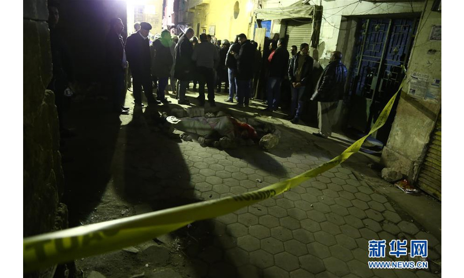 2月19日，在埃及首都开罗，警察在爆炸现场工作。 埃及内政部18日晚发表声明说，埃及首都开罗老城区当晚发生一起爆炸，造成两名警察和一名恐怖分子死亡。声明说，这名恐怖分子在被警方抓获后引爆了爆炸装置，还有3名警察受伤。 新华社发（艾哈迈德·戈马摄）